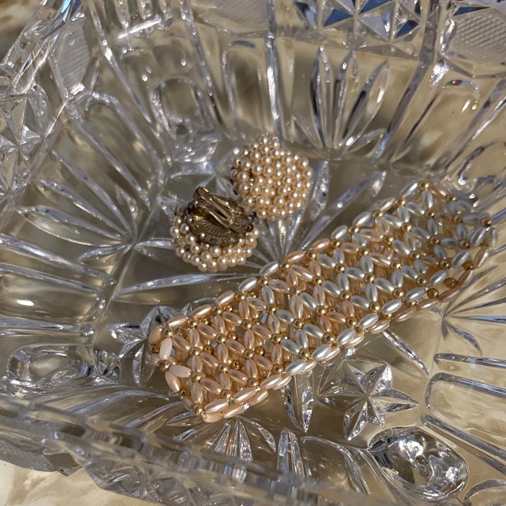 Elegant Pearl and Gold Bracelet Set